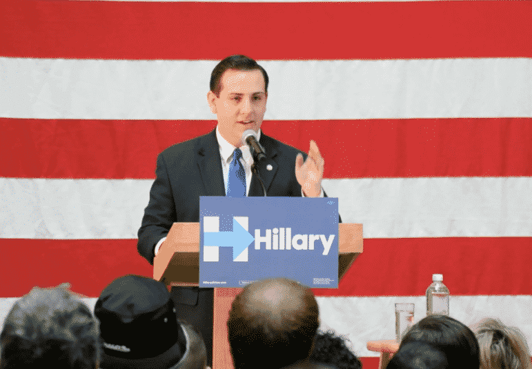 [CREDIT: Mary Carlos] Knight Campus Student President Dave Sears addresses the crowd before President Bill Clinton's speech.