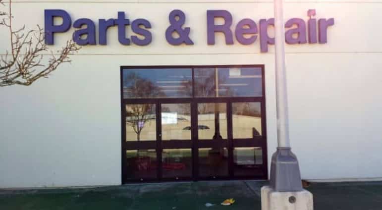  The Sears Automotive Center at Rhode Island Mall, 650 Bald Hill Road, is closing to make way for a new BJ's Brewhouse.