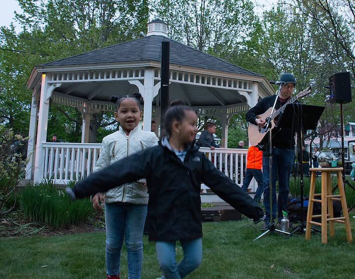  [CREDIT: Mary Carlos] Aaliyah, and her sister Layla, dance to the music performed by Andre Aresneault. The girls were at the event with their parents, Lizeth and Andre Gilbert.