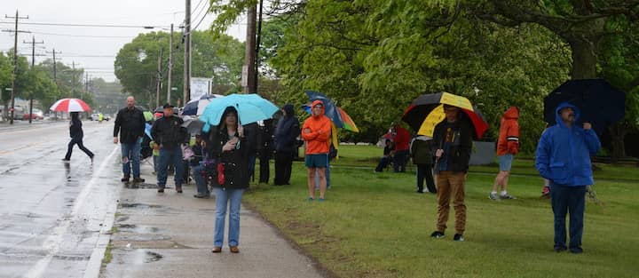 [CREDIT: Rob Borkowski] The crowd was prepared for the weather and eager for a parade at the 2017 Wawrick Memorial Day Parade on West Shore Road.