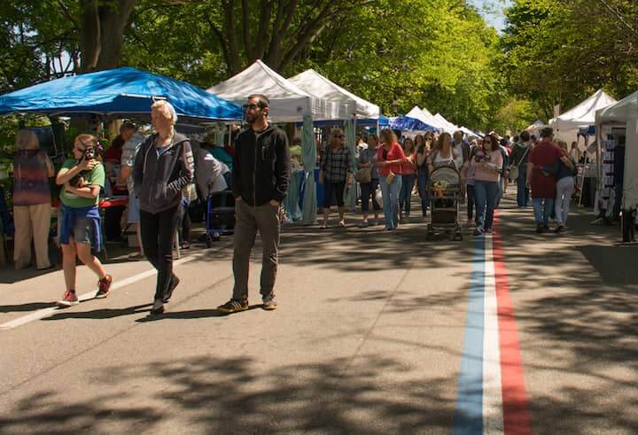 [CREDIT: WarwickPost File Photo] Crowds walk Narragansett Parkway during the 2015 Gaspee Days Arts and Crafts Festival. The festival returns this weekend, one of many events in the Warwick Weekend lineup.