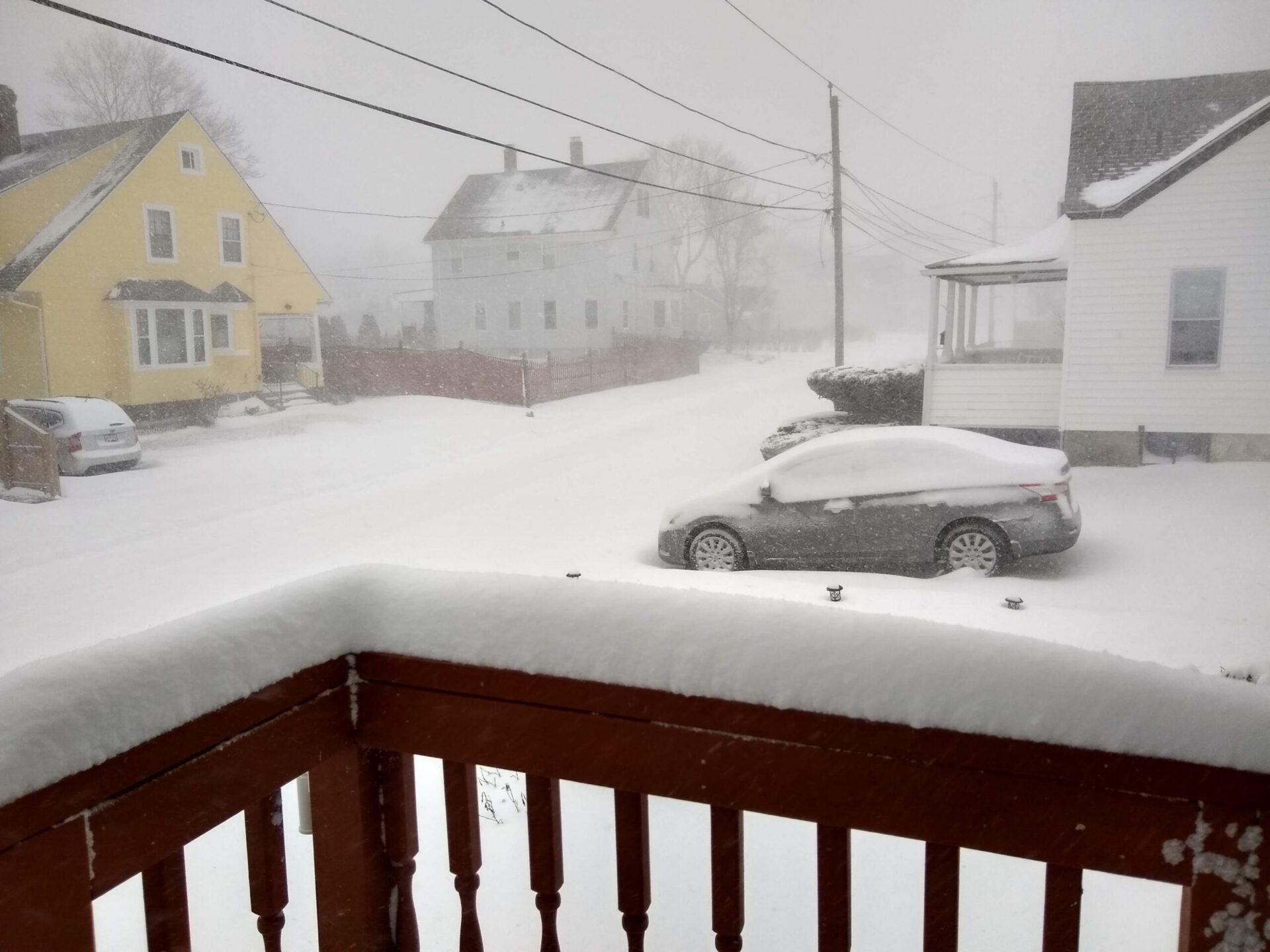[CREDIT: Lincoln Smith] Snowfall continues in Warwick and throughout RI this afternoon.