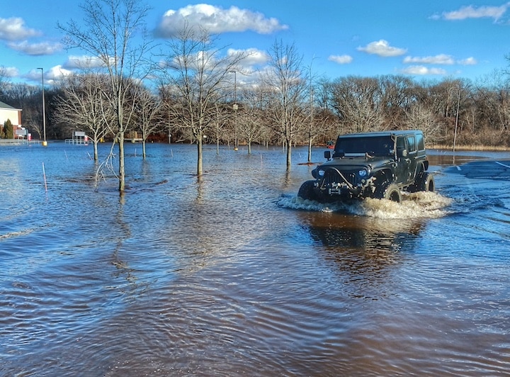 [CREDIT: Lincoln Smith] A Jeep navigating flood waters at Shaw's on Warwick Avenue Dec. 19, 2023.