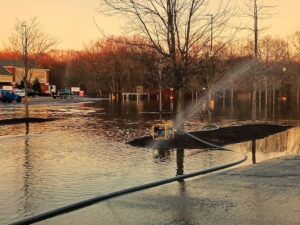 [CREDIT: Lincoln Smith] Pumping water out of Shaw's parking lot on Warwick Avenue Wednesday, Dec. 20, 2023.