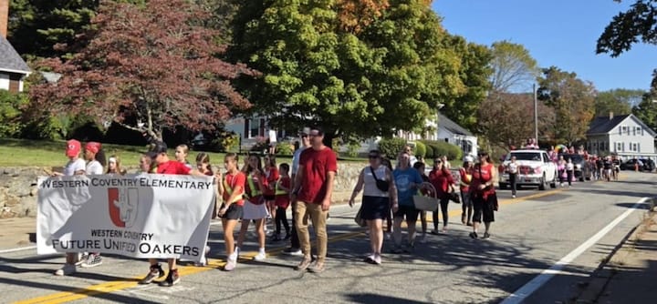 [CREDIT: Mary Carlos] Students of Tiogue Elementary School march with their Future Oakers banner during the CHS Homecoming parade Oct. 4, 2025
